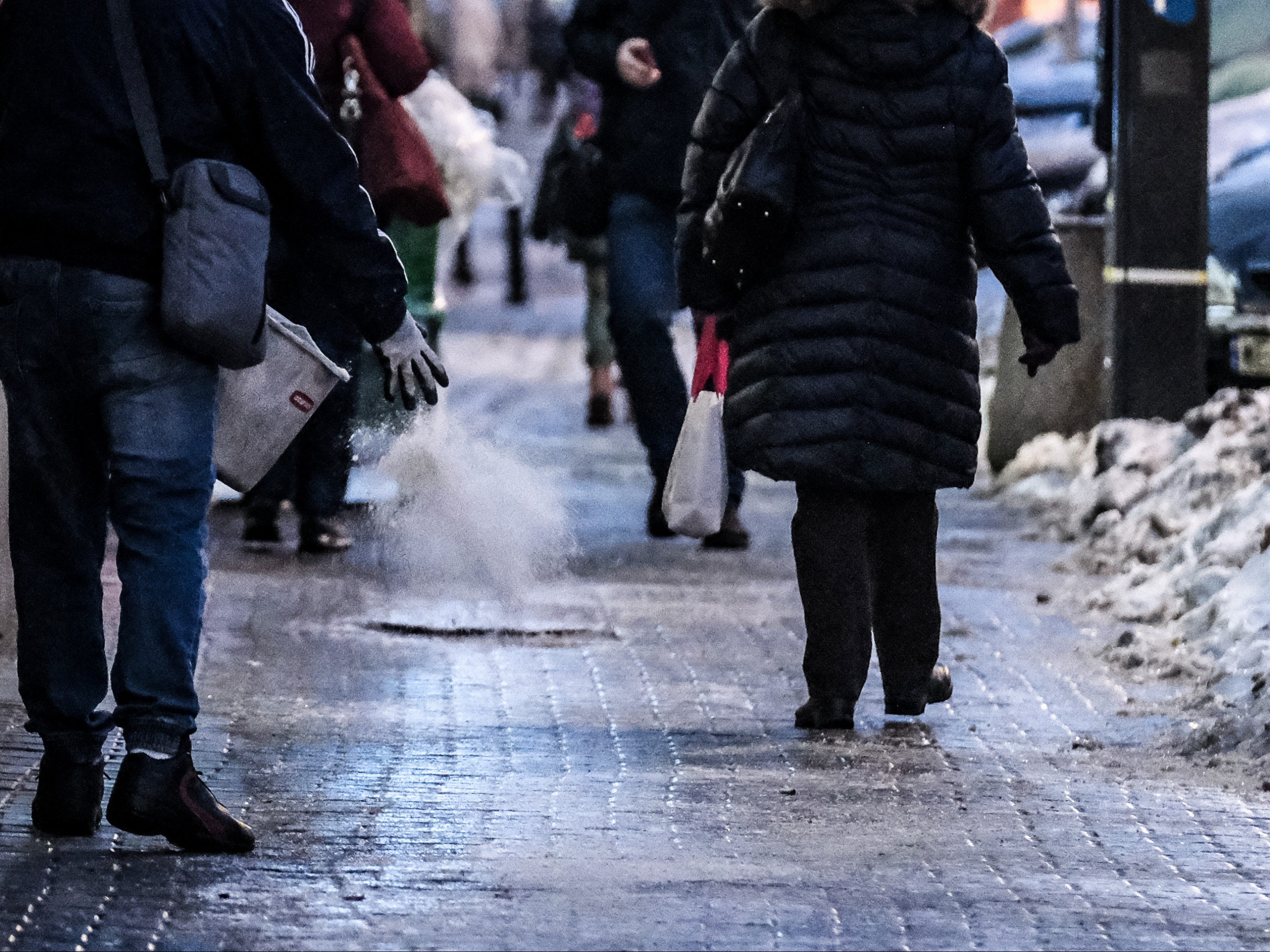 Oblodzone chodniki w centrum Warszawy