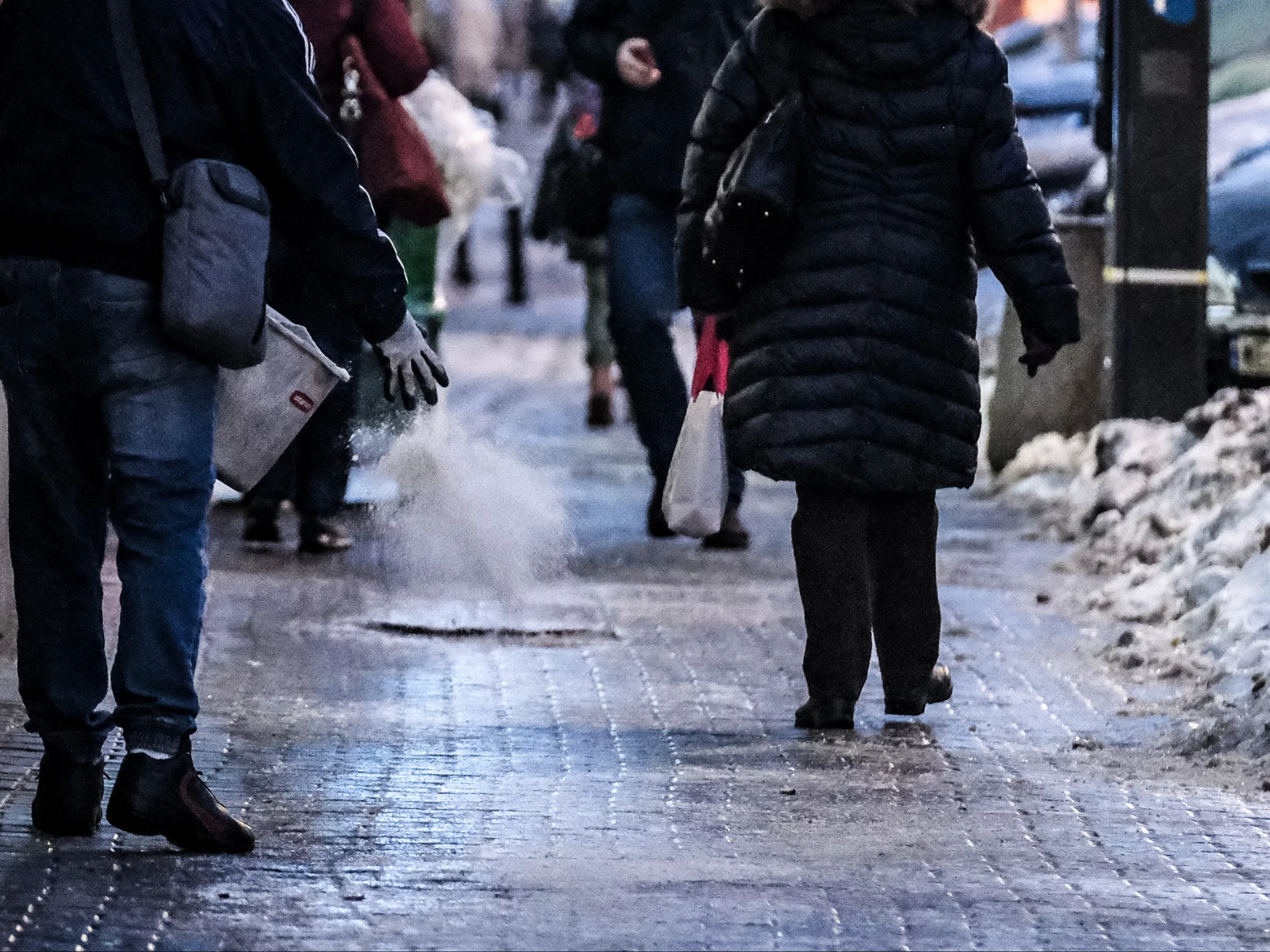 Oblodzone chodniki w centrum Warszawy