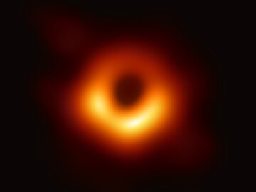 Obraz obiektu M87* w którego centrum znajduje się supermasywna czarna dziura