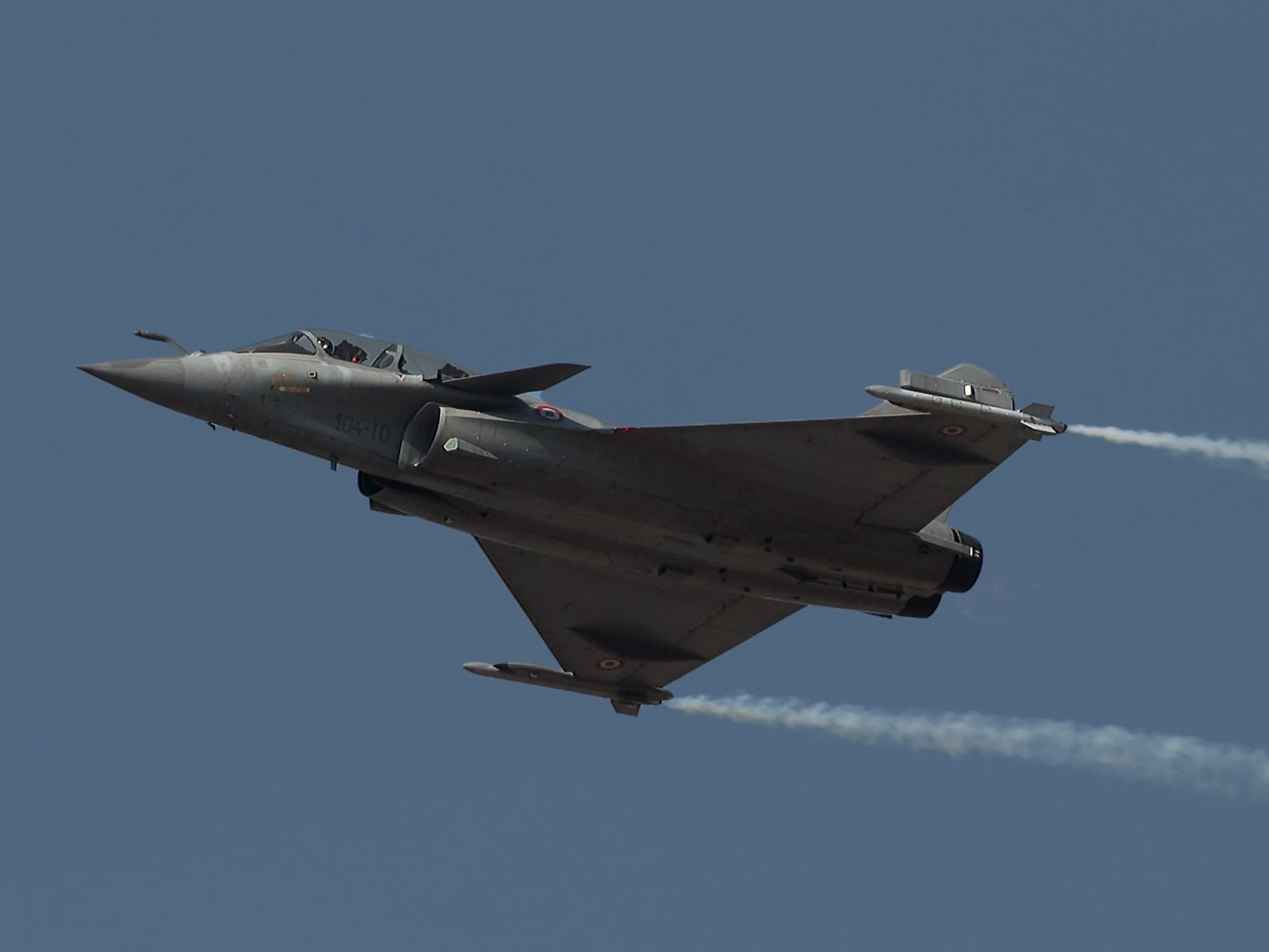 Myśliwiec Rafale uzbrojony w pociski przechwytujące MICA