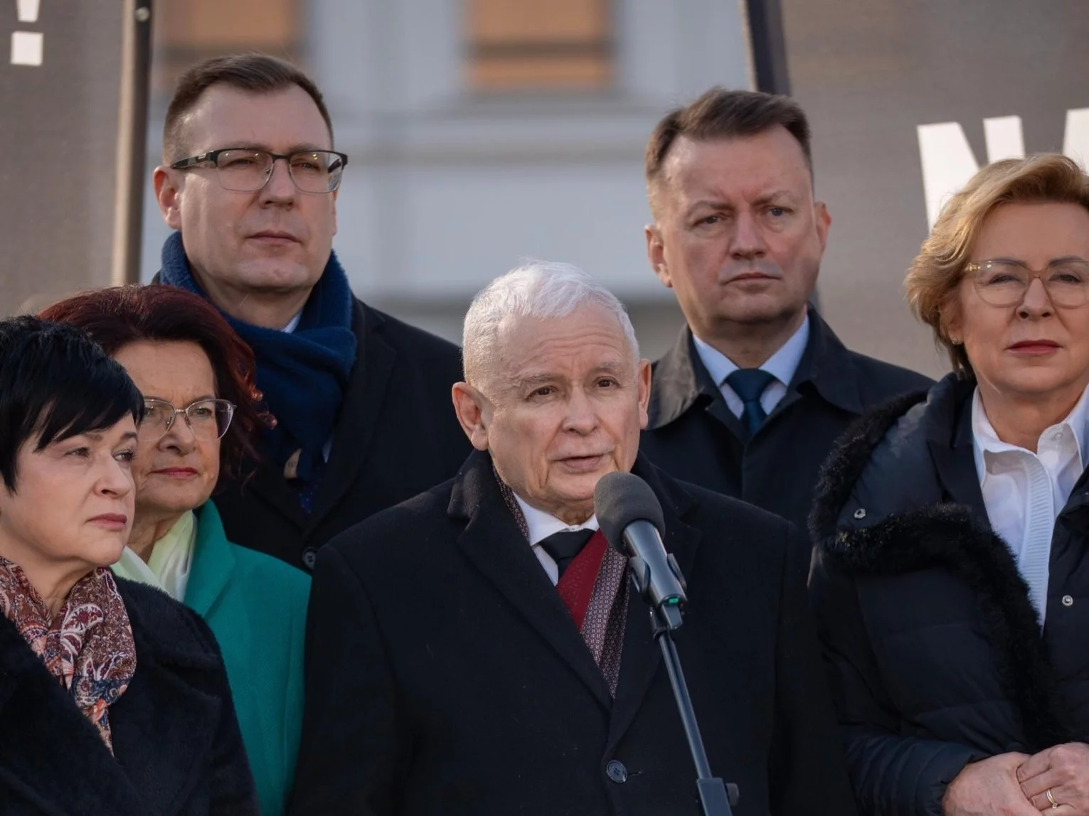 Jarosław Kaczyński w otoczeniu polityków PiS