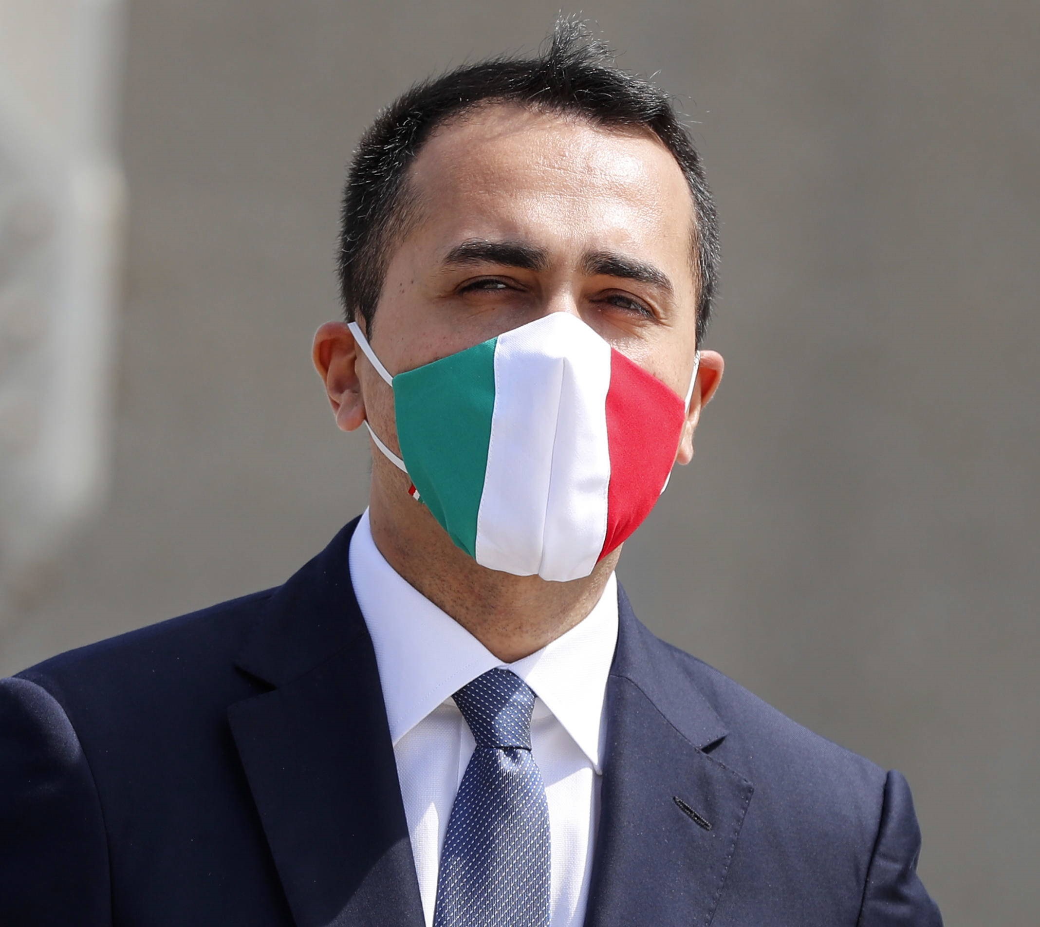 Luigi Di Maio w maseczce w barwach narodowych Włoch