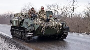 Obwód doniecki. Transporter opancerzony armii ukraińskiej na drodze w pobliżu Bachmutu
