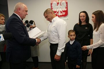 Obywatel Ukrainy Andriej Sirovatskyi wraz z rodziną podczas wręczenia obywatelstwa polskiego