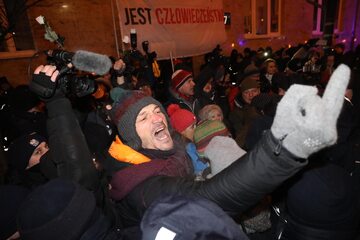 Obywatele RP przed budynkiem dawnego aresztu śledczego przy ul. Rakowieckiej w Warszawie