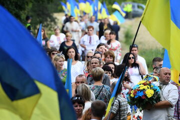 Obywatele Ukrainy podczas uroczystości ku pamięci ofiar akcji odwetowej przeprowadzonej w 1944 przez oddziały AK w miejscowości Sahryń na Lubelszczyźnie