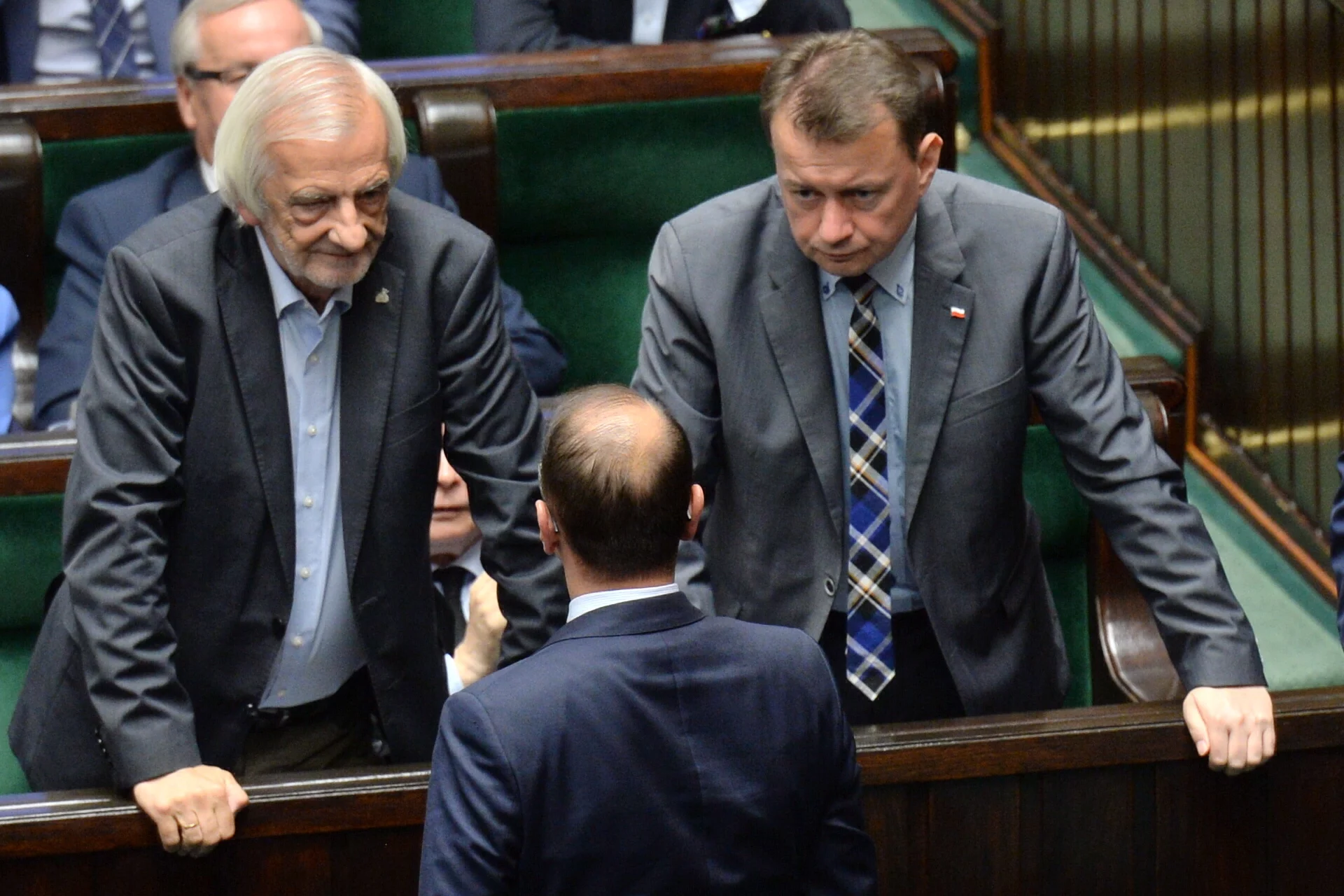 Ryszard Terlecki i Mariusz Błaszczak (PiS) w Sejmie. Tyłem stoi Michał Szczerba (PO)