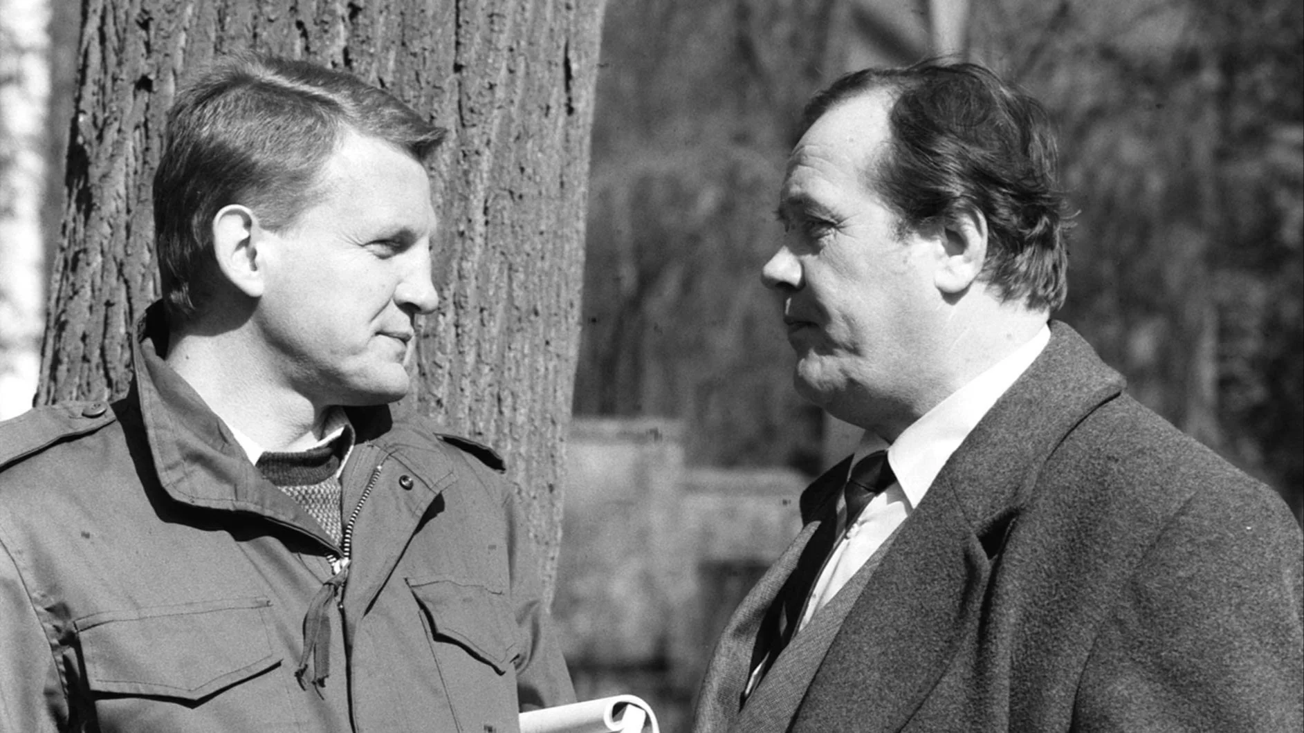 Plan zdjęciowy serialu telewizyjnego pt. 07 zgłoś się. Nz. aktorzy Bronisław Cieślak jako porucznik Sławomir Borewicz (L) i Zdzisław Kozień jako porucznik Antoni Zubek