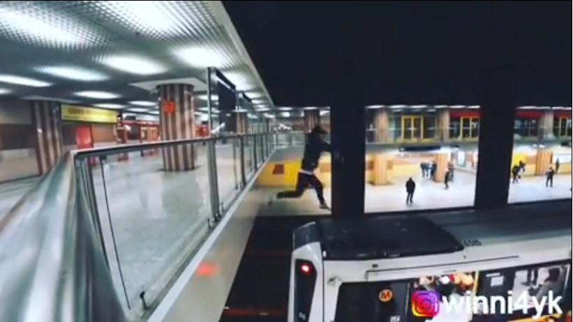 "Od dawna chciałem to zrobić". Mężczyzna wskoczył na dach metra