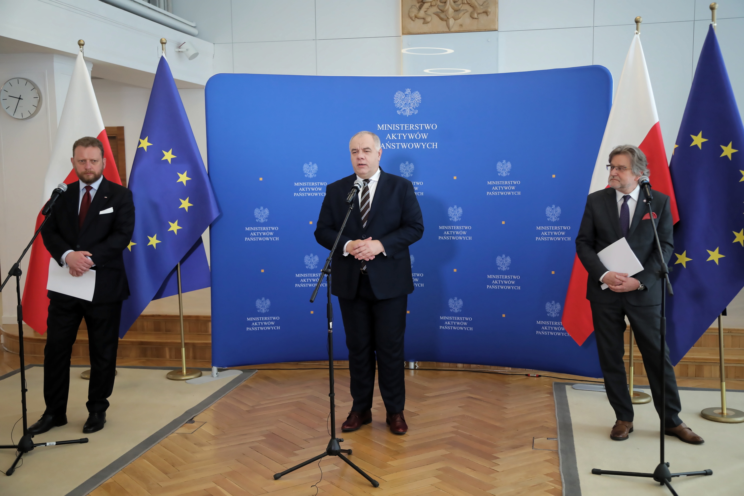 Jacek Sasin (C), Łukasz Szumowski (L) i Jarosław Pinkas (P)