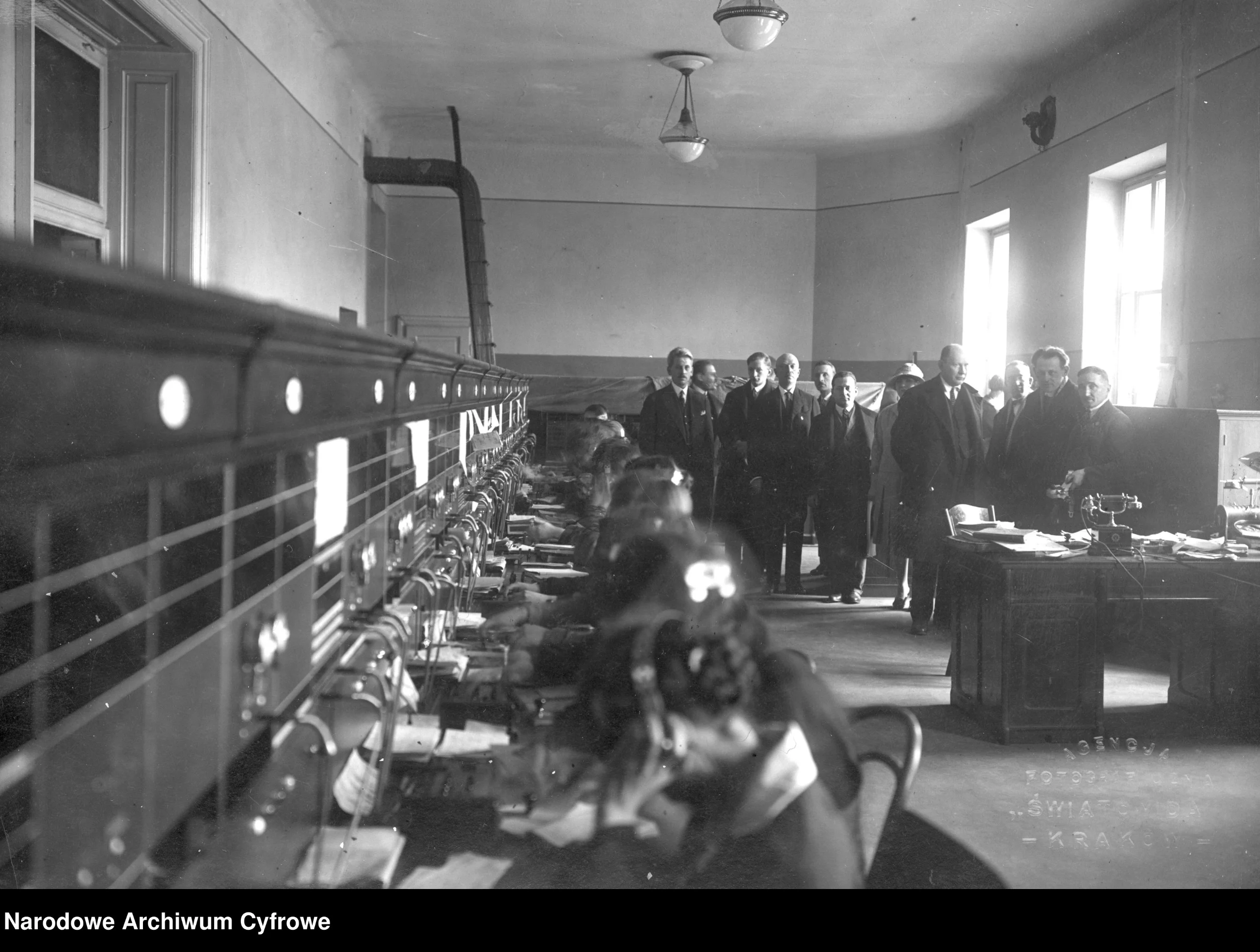 Telefonistki podczas pracy w centrali międzymiastowej, 1928 rok