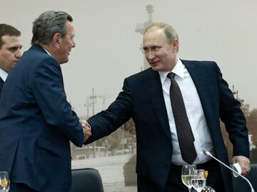 Od lewej: były kanclerz Niemiec Gerhard Schroeder i prezydent Rosji Władimir Putin