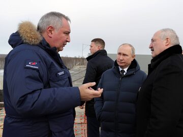 Od lewej: były wicepremier Rosji Dmitrij Rogozin, prezydent Rosji Władimir Putin i białoruski dyktator Aleksandr Łukaszenka.
