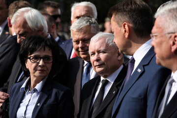 Od lewej: Elżbieta Witek, Marek Suski, prezes PiS Jarosław Kaczyński, Mariusz Błaszczak i Stanisław Karczewski przed pomnikiem Gloria Victis