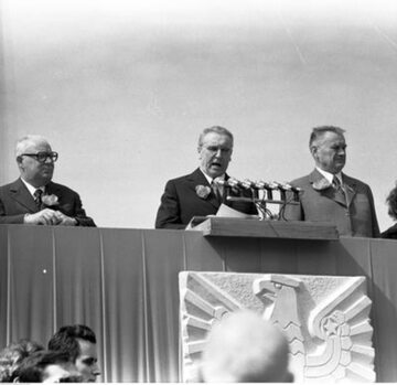 Od lewej: Henryk Jabłoński, Edward Gierek i Piotr Jaroszewicz na trybunie honorowej podczas pochodu 1 maja 1973