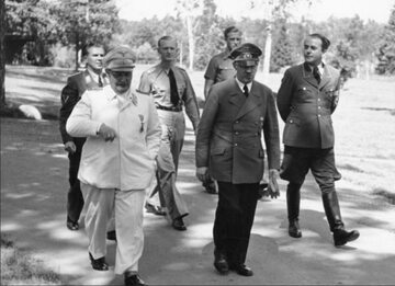 Od lewej: Hermann Göring, Adolf Hitler i Albert Speer,1943