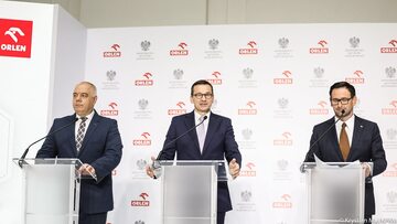 Od lewej: Jacek Sasin, Mateusz Morawiecki i Daniel Obajtek podczas konferencji prasowej