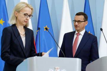 Od lewej: minister finansów Teresa Czerwińska i premier Mateusz Morawiecki