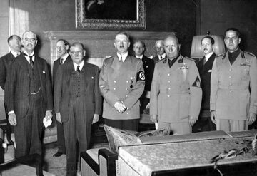 Od lewej: Neville Chamberlain, Édouard Daladier, Adolf Hitler i Benito Mussolini – sygnatariusze układu monachijskiego. Z prawej Galeazzo Ciano, 29 września 1938.