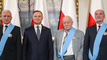 Od lewej: Piotr Naimski, prezydent Andrzej Duda, Mirosław Chojecki i Antoni Macierewicz
