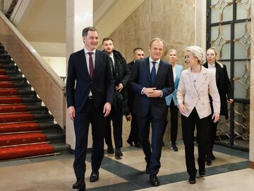 Od lewej: premier Belgii Alexander De Croo, premier Donald Tusk i przewodnicząca Komisji Europejskiej Ursula von der Leyen