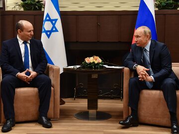 Od lewej: premier Izraela Naftali Bennett i prezydent Rosji Władimir Putin
