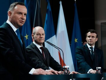 Od lewej: Prezydent RP Andrzej Duda, kanclerz Niemiec Olaf Scholz i prezydent Francji Emmanuel Macron