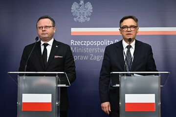 Od lewej: wiceminister spraw zagranicznych Andrzej Szejna i rzecznik resortu Paweł Wroński podczas konferencji prasowej w MSZ