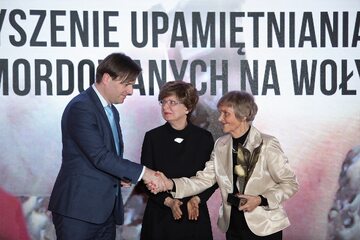 Odbierająca wyróżnienie prezes Stowarzyszenia Upamiętniania Polaków Pomordowanych na Wołyniu Janina Kalinowska