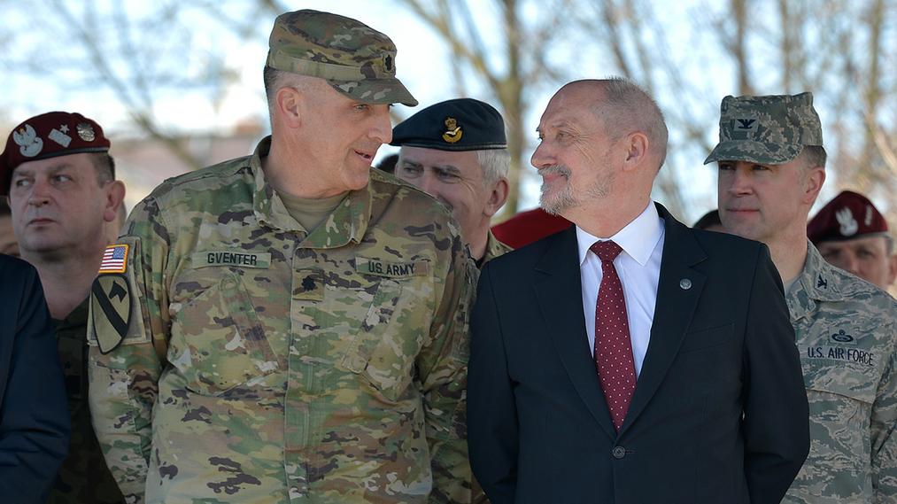 Piknik NATO w Piotrkowie Trybunalskim z udziałem szefa MON Antoniego Macierewicza