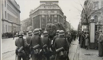 Oddział niemiecki przed Zeitungsverlag Krakau-Warschau na początku wojny