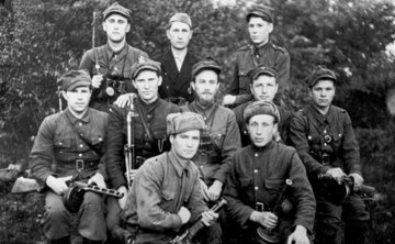 Oddział ppor. Anatola Radziwonika „Olecha” (siedzi w środku), dowódcy Obwodu Szczuczyn – Lida, 1947 r.