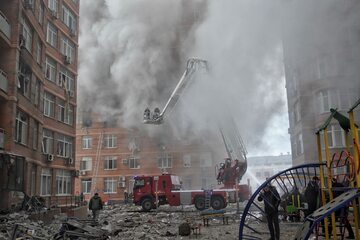 Odessa, Ukraina, 29.12.2023. Strażacy gaszą budynek po rosyjskim ataku