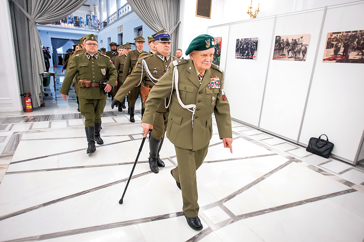 Na pierwszym planie gen. Jan Podhorski, żołnierz Narodowych Sił Zbrojnych, powstaniec warszawski ps. Zygzak. W Powstaniu Warszawskim walczył w szeregach pułku NSZ im. gen. Władysława Sikorskiego. Urodzony w wielkopolskim Budzyniu, mieszka w Poznaniu.