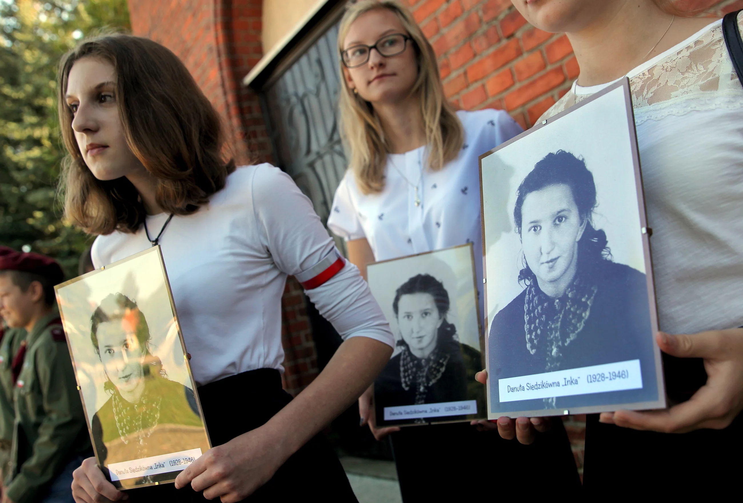 Młodzież z portretami "Inki"