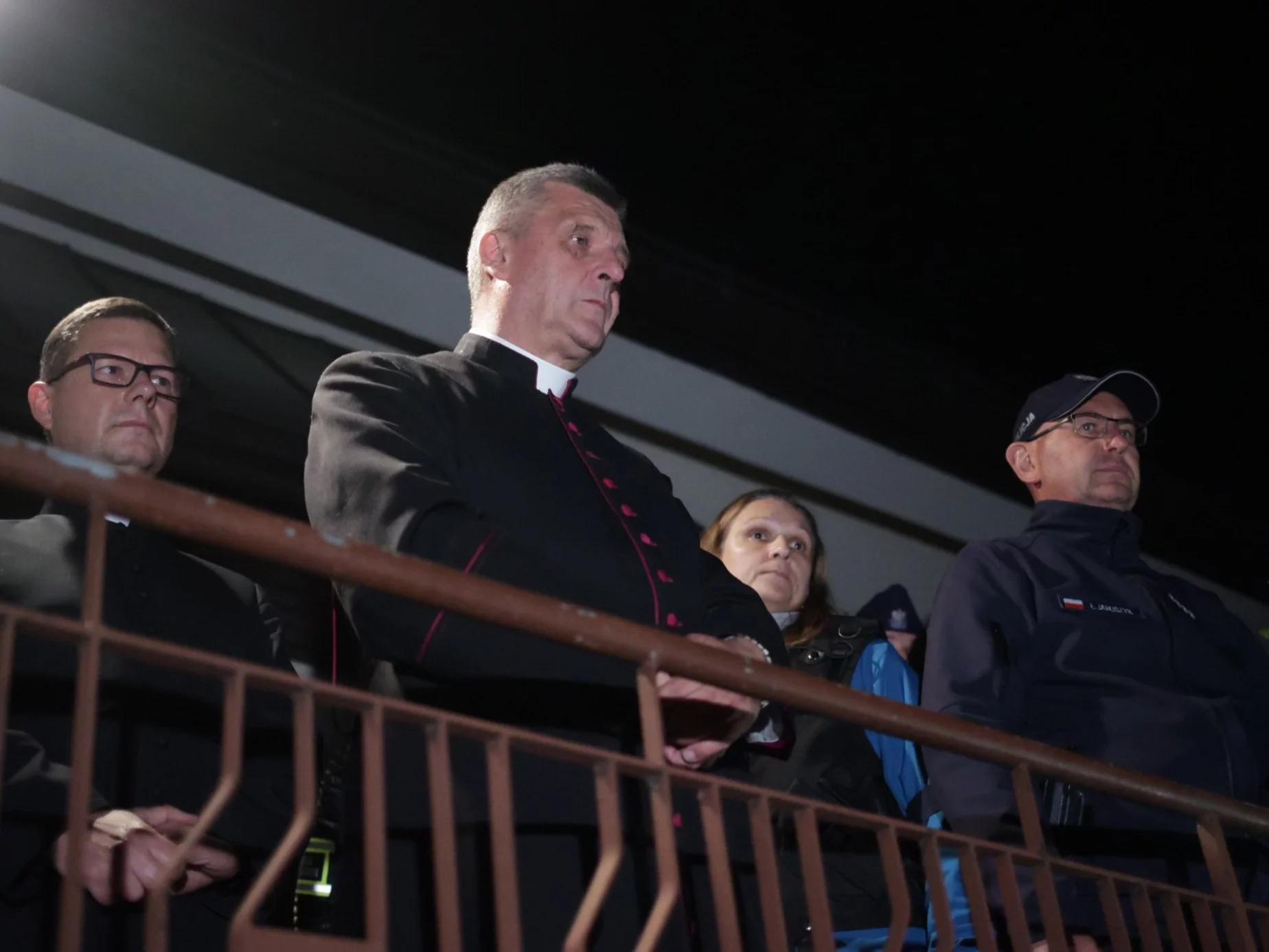 Biskup bielsko-żywiecki Roman Pindel przemawia do protestujących na terenie parafii kościoła pw. Świętego Wawrzyńca w Grojcu