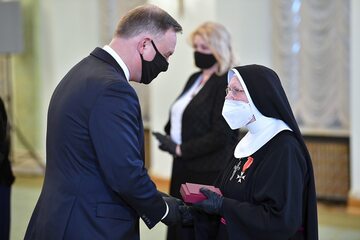 Odznaczona siostra Teresa Antonietta Frącek odbiera z rąk prezydenta RP Andrzeja Dudy Krzyż Kawalerski Orderu Odrodzenia Polski