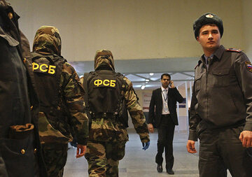 Oficerowie FSB na rosyjskim lotnisku