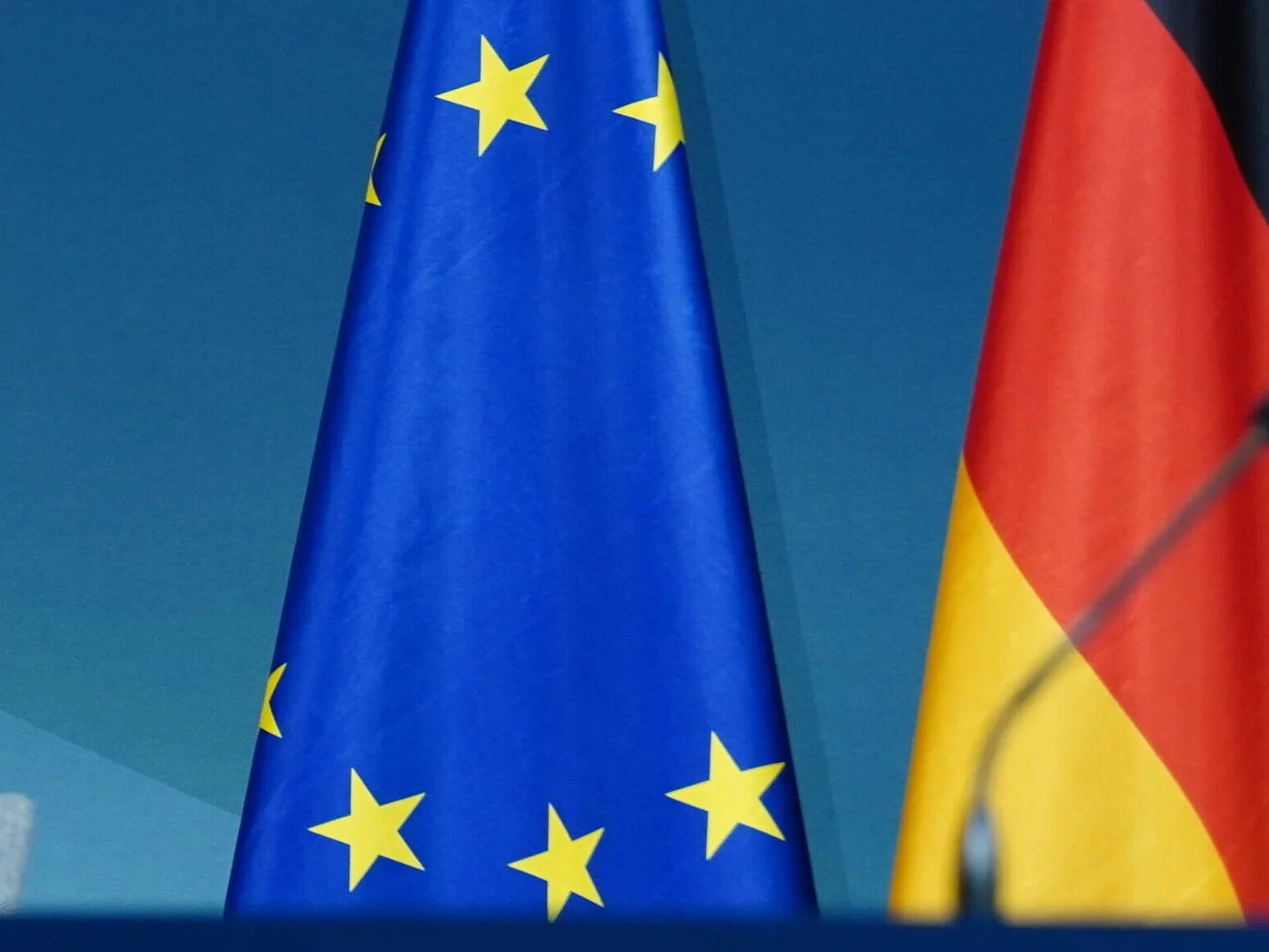 Flaga Unii Europejskiej i flaga Niemiec, zdjęcie ilustracyjne