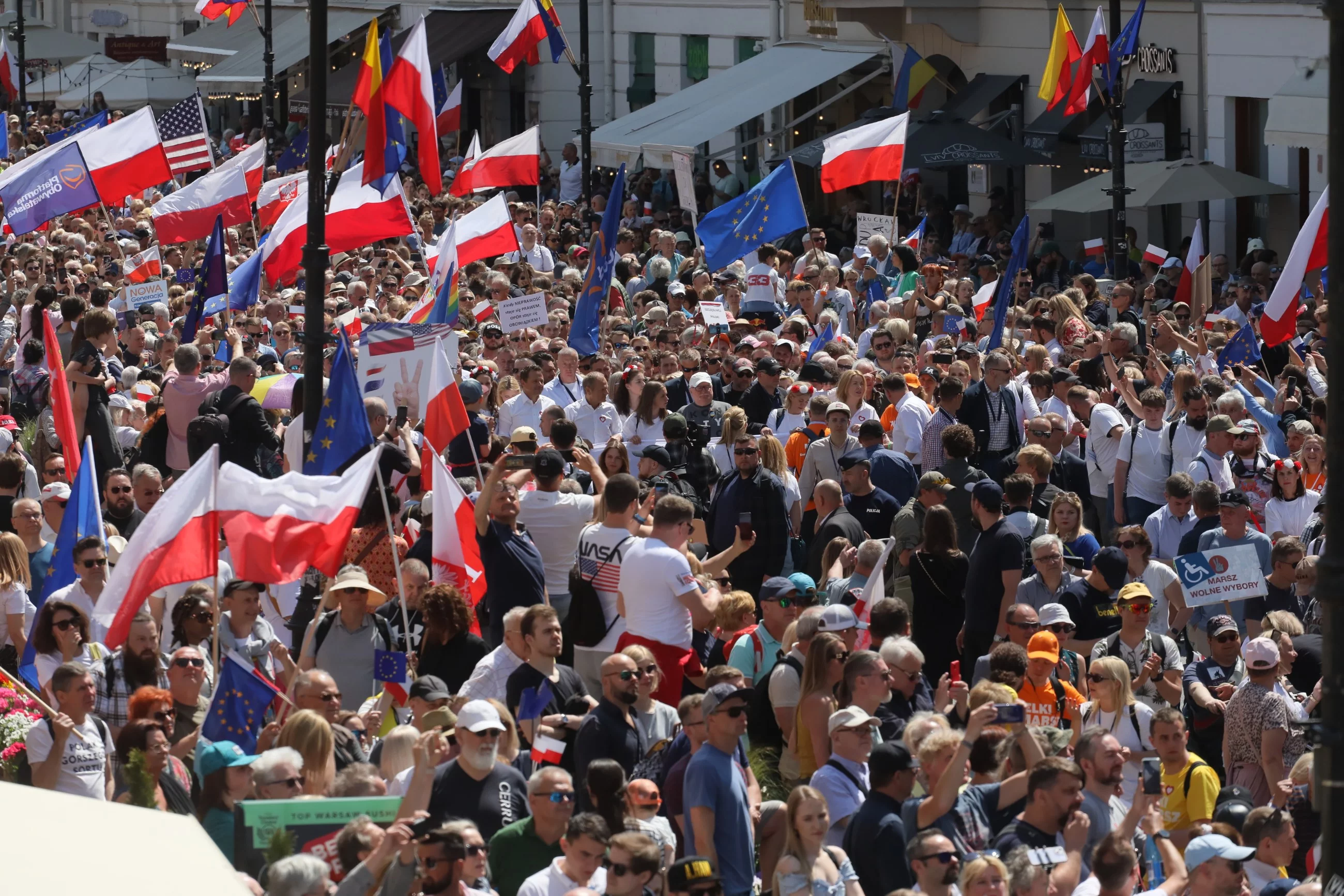 Warszawa, 04.06.2023. Uczestnicy Marszu 4 Czerwca na Nowym Świecie