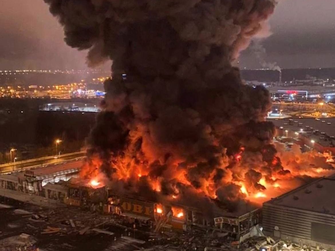 Pożar w centrum handlowym Mega Chimki