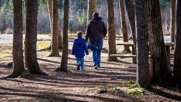 Ojciec z synem na spacerze w lesie. Zdj. ilustracyjne