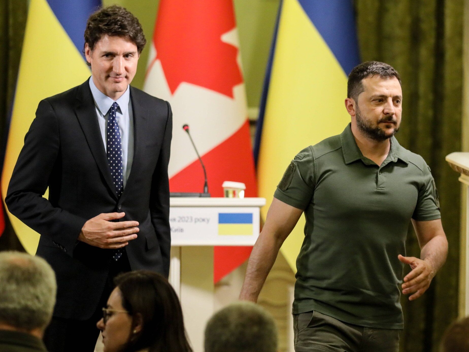 Prezydent Ukrainy Wołodymyr Zełenski (P) i premier Kanady Justin Trudeau (L)