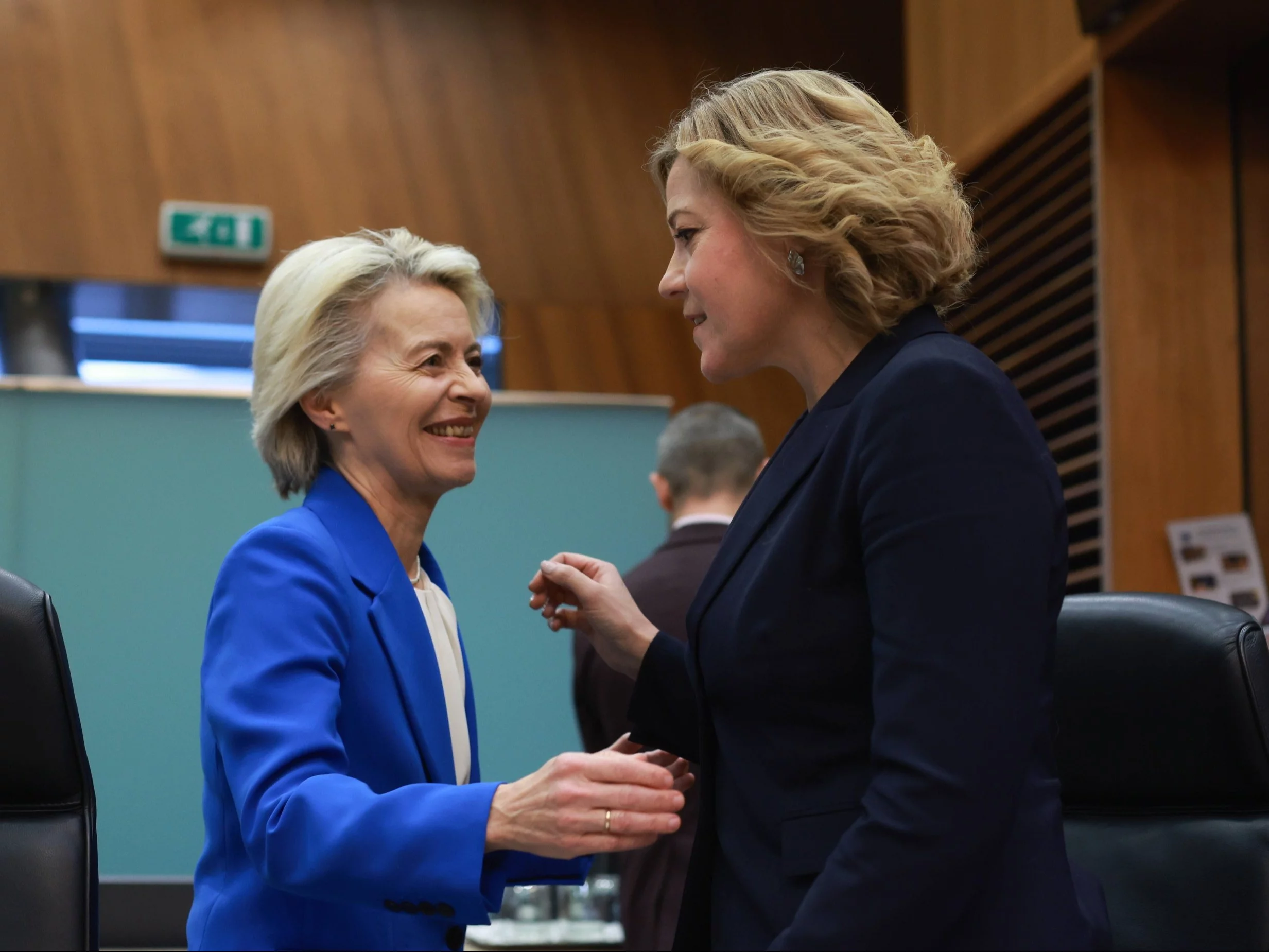Przewodnicząca KE Ursula von der Leyen i Henna Virkkunen, wiceprzewodnicząca KE ds. suwerenności technologicznej, bezpieczeństwa i demokracji
