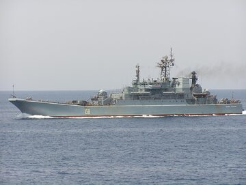 Okręt desantowy rosyjskiej Floty Czarnomorskiej "Cezar Kunikow" na Morzu Czarnym