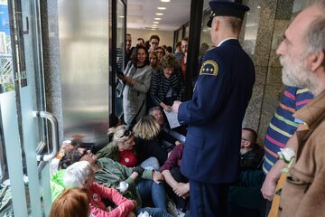 Okupacja biura przepustek przez sympatyków ruchu Obywatele RP w związku z niewpuszczeniem ich do Sejmu