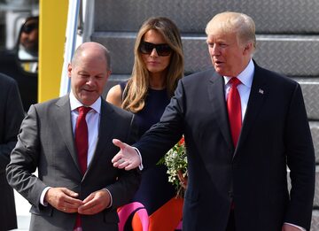Olaf Scholz i Donald Trump podczas spotkania na lotnisku w Hamburgu