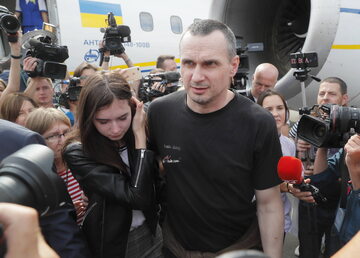 Oleg Sencow na lotnisku w Kijowie