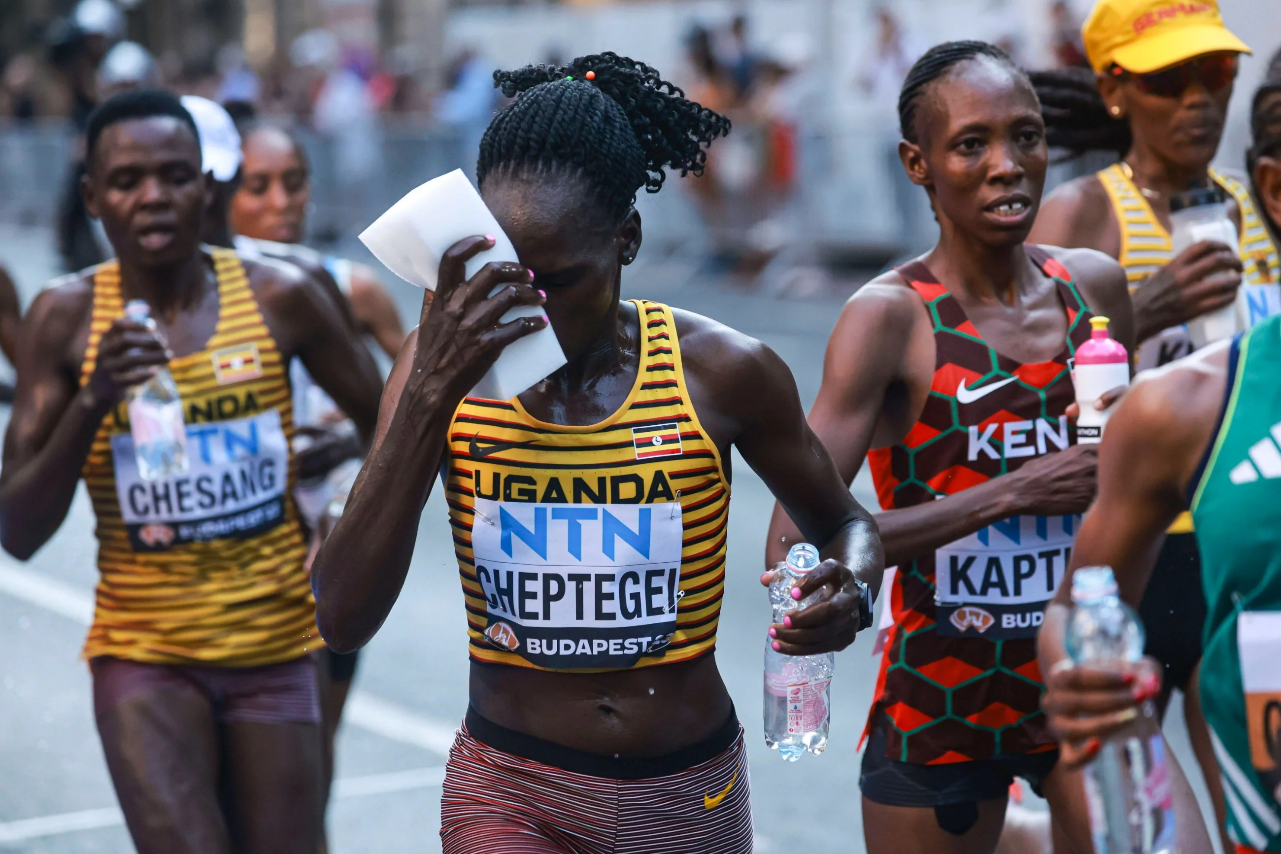 Biegaczka z Ugandy, Rebecca Cheptegei (2-L) podczas igrzysk olimpijskich w Paryżu