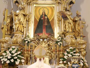 Ołtarz główny z obrazem Matki Bożej Kodeńskiej